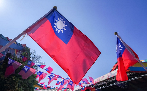 Image of Taiwanese flags flying in the sun.